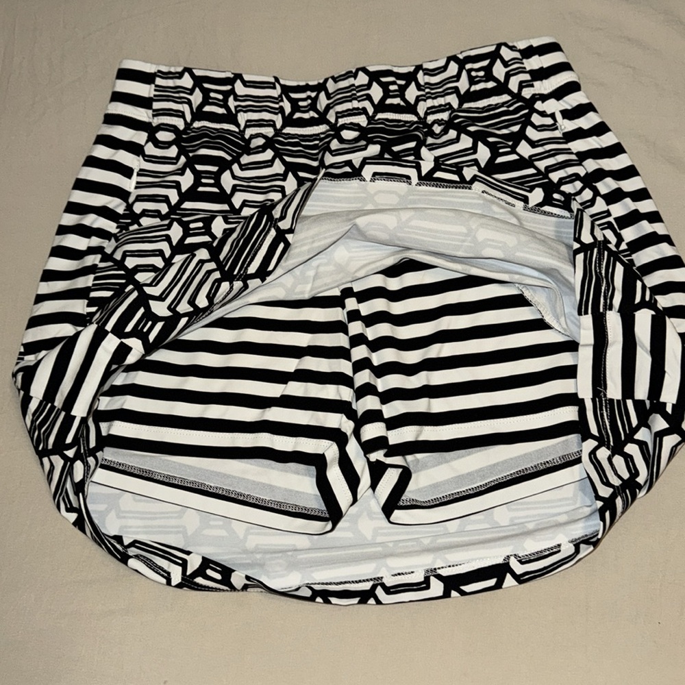 J. McLaughlin Patterned Skort, size XS, zipped side pockets. - Picture 3 of 4